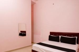 Ένα ή περισσότερα κρεβάτια σε δωμάτιο στο Hotel O Blue Moon +23 φωτογραφίες