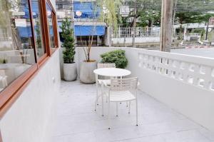 En balkon eller terrasse på Holmestay-Best location! Comfort room!