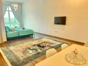 een woonkamer met een tijgerkleed op de vloer bij Amyra Suite Kuantan in Kuantan +19 foto's