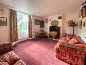 een woonkamer met een bank en een tafel bij Duvale Priory - 9985 in Bampton