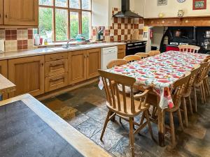 een keuken met een tafel met een rode en witte tafeldoek bij Duvale Priory - 9985 in Bampton +51 foto's