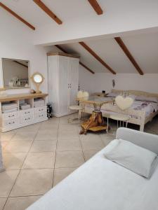 a living room with a table and a bed at Apartman Teo in Požarevac