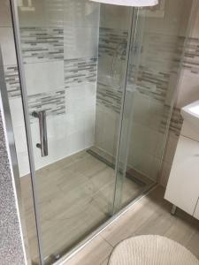 KrobicaにあるPokoje przy strumyczkuの浴室のガラス扉付きシャワー
