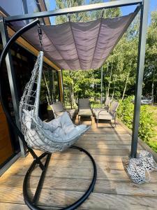 Balkón nebo terasa v ubytování Zaciszna Idylla Domek nad Jeziorem Złotnickim Karłowice