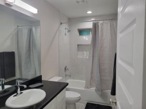 Un baño con lavabo, inodoro y ducha. en Serene Mission Oasis!, en Mission