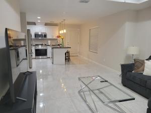 Una sala de estar con un sofá y una cocina. en Serene Mission Oasis!, en Mission 10 fotos más