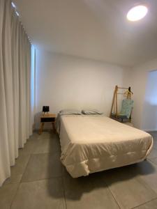 Ένα ή περισσότερα κρεβάτια σε δωμάτιο στο Monoambiente vista al Rio