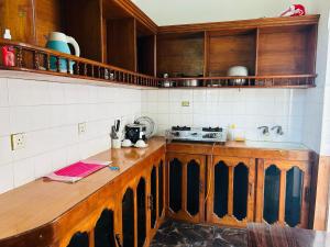 Una cocina con gabinetes de madera y encimera. en Sarojeni Apartments and Rooms, en Negombo 11 fotos más