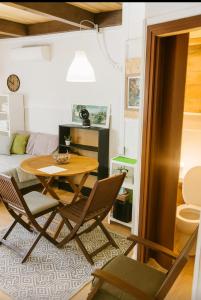 a living room with a table and two chairs at Maspalomas Pasito in Pasito Blanco