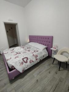 メザーニェにあるCarpeDiemHouseのベッドルーム(紫色のベッド1台、椅子付) +21枚の写真