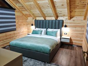 Ένα ή περισσότερα κρεβάτια σε δωμάτιο στο Boga Chalet