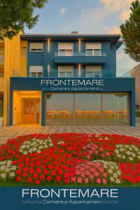 un edificio con un lecho de flores delante de él en Frontemare Appartamenti e Camere ELISABETTA, en Cesenatico