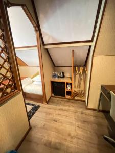 ein kleines Zimmer mit einem Bett und ein Zimmer in der Unterkunft Perhentian Island CorallView Resort - BlueStar in Kampong Pasir Hantu