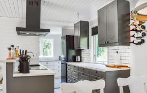 Kuchyň nebo kuchyňský kout v ubytování Nice Home In Vätö With Wifi