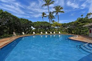 基黑Wailea Ekolu 1604 · WE 1604 Wailea 2BD Condo w AC Pool Near Beac的一个配有椅子和棕榈树的大型游泳池