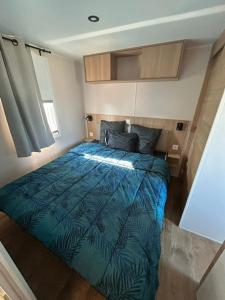 Ένα ή περισσότερα κρεβάτια σε δωμάτιο στο Mobil-Home 419 Camping Lac des rêves proche de la mer