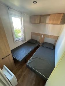 Ένα ή περισσότερα κρεβάτια σε δωμάτιο στο Mobil-Home 419 Camping Lac des rêves proche de la mer