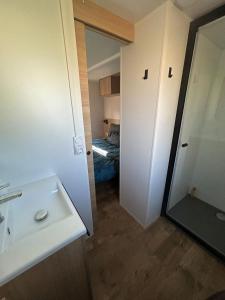 Ένα μπάνιο στο Mobil-Home 419 Camping Lac des rêves proche de la mer +13 φωτογραφίες