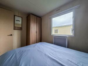 Postel nebo postele na pokoji v ubytování Cosy 8 Berth Caravan At Ty Mawr Holiday Park, North Wales Ref 86008D + 12 fotografií