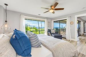 Una sala de estar con una cama y un ventilador de techo. en Kaanapali Plantation 11 · Modern Luxury Near Beach, en Lahaina 46 fotos más