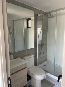 ein Badezimmer mit Toilette, Dusche und Waschbecken in der Unterkunft Departamento con vista a las Dunas y playa in Concón
