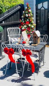 ein Tisch mit roten Schleifen und ein Weihnachtsbaum in der Unterkunft Newport Cottage sleeps 5 in Newport