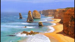 einen Blick auf die zwölf Apostel der großen Küstenstraße in der Unterkunft Newport Cottage sleeps 5 in Newport