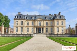 une grande maison avec une grande cour en face dans l'établissement Le Familial - Disneyland, parking gratuit, à Montry