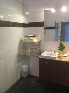 ein Badezimmer mit Waschbecken und Spiegel in der Unterkunft Newport Cottage sleeps 5 in Newport