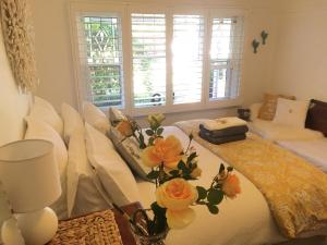 ein Schlafzimmer mit einem Bett mit Blumen darauf in der Unterkunft Newport Cottage sleeps 5 in Newport