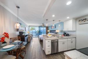 Η κουζίνα ή μικρή κουζίνα στο Lahaina Shores 215 · LS 215 Direct Beachfront Views Remodeled St