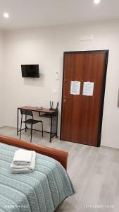a bedroom with a bed and a wooden door at Grotthouse in Andria