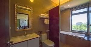 Een badkamer bij Whitecaps B&B