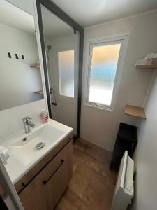 Ένα μπάνιο στο Mobil-Home 419 Camping Lac des rêves proche de la mer