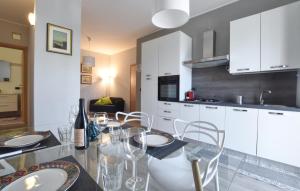 eine Küche und ein Esszimmer mit Tisch und Stühlen in der Unterkunft Amazing Apartment In Trappitello in Trappitello