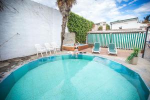 a girl is sitting in a swimming pool at Hotel Lincoln Rooms in Lincoln