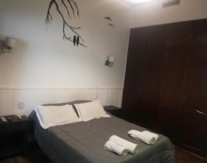 a bedroom with a bed with two towels on it at Hotel Lincoln Rooms in Lincoln +9 photos