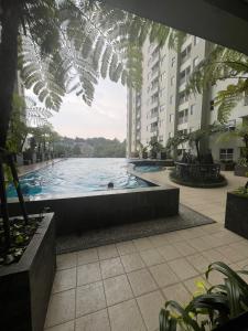 Bazén v ubytování Simply Studio Apartment nebo v jeho okolí