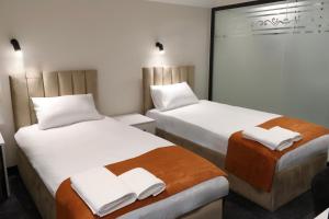 En eller flere senge i et værelse på New Casa Boutique Hotel