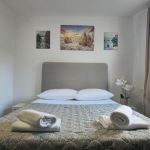 a bedroom with a bed with two towels on it at Gästehaus Bergedorf 1 in Hamburg