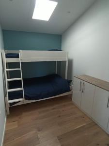 ein kleines Zimmer mit einem Etagenbett und einem Schreibtisch in der Unterkunft Maison de vacances Ile d'Oléron 2 Chambres in Saint-Pierre-dʼOléron