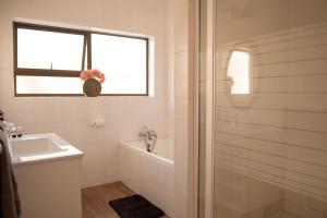 ヘルマナスにあるCalTye On Seaのシャワーと洗面台付きのバスルーム +53枚の写真