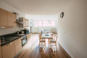 a kitchen with a table and chairs in a room at Appartement lumineux et calme sur la Route des vins in Guebwiller