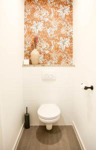 baño con aseo y papel pintado en Apartment at the station of Torhout, en Torhout 14 fotos más
