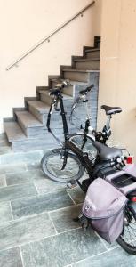 Una bicicleta estacionada frente a unas escaleras en Apartment at the station of Torhout, en Torhout