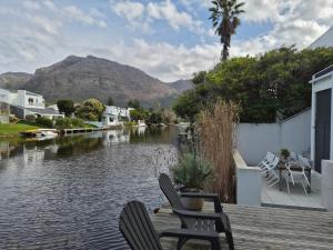 Blick auf einen Fluss mit Stühlen auf einer Terrasse in der Unterkunft The Compass in Marina da Gama