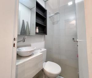 um pequeno banheiro com um vaso sanitário e uma pia em Casa com Jacuzzi próximo ao teleférico, aquário, Greenvalley e praia! em Camboriú mais 22 fotografias