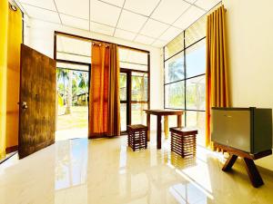 Μια τηλεόραση ή/και κέντρο ψυχαγωγίας στο Hotel 4u Udawalawe