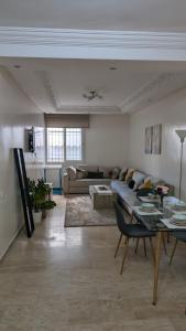 拉巴特L'Adresse Parfaite Rabat Médina Tour Hassan的客厅里有一张沙发和一张桌子。