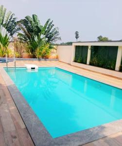ein großes Schwimmbecken mit blauem Wasser in der Unterkunft Olive Villa ECR - Private 2 BHK villa in Tirupporūr